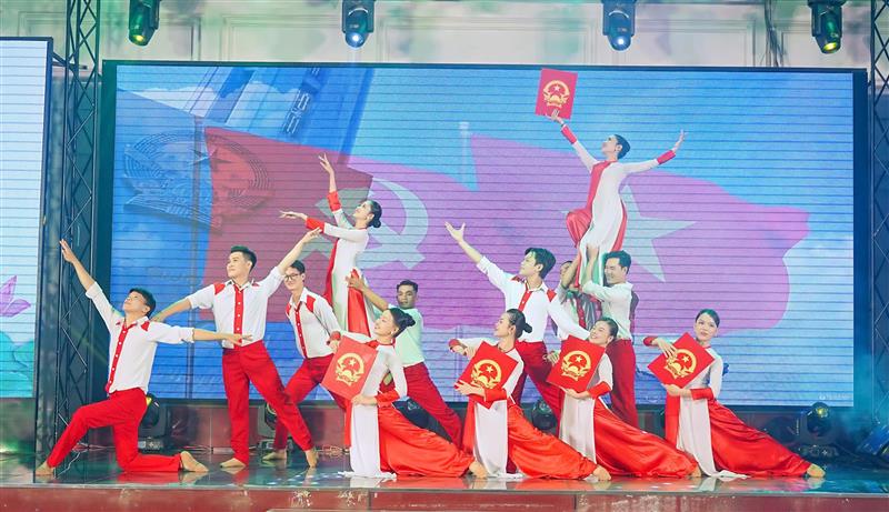 H2. Hình ảnh biểu diễn Ca khúc Tự hào Quốc Hội Việt Nam_800_06092025192248.jpg