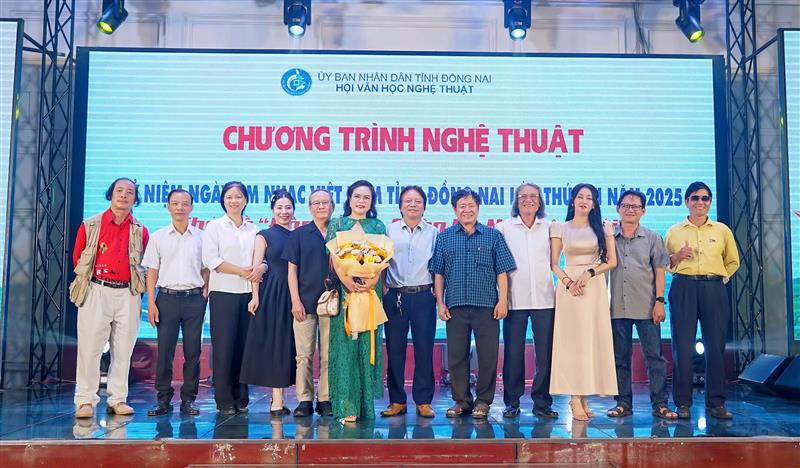 H4. Các tác gỉa chụp hình lưu niệm cùng đại diện lãnh đạo Hội_800_06092025192248.jpg