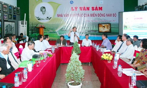Tiến sĩ Huỳnh Văn Tới phát biểu tại Hội thảo - Ảnh Văn Truyên.jpg