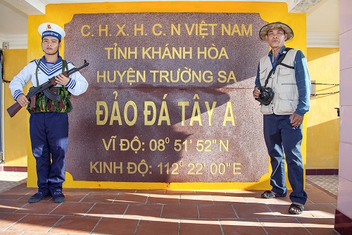 BÀI ĐẦU TIÊN - NSNA Nguyễn Đình Quốc văn (phải) trên đảo Đá Tây A.jpg