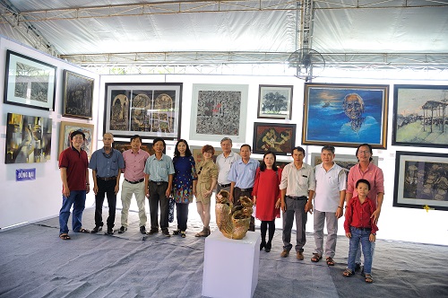 Đoàn VNS Đồng Nai trước không gian trưng bày tác phẩm .JPG