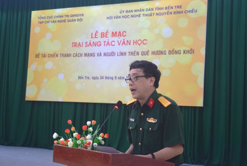 Nhà văn Nguyễn Bình Phương-Tổng biên tập Tạp chí VNQĐ phát biểu bế mạc.jpg