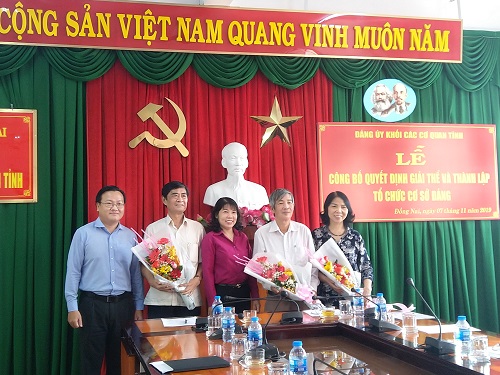 Lãnh đạo Chi bộ Hội VHNT nhận hoa tại lễ thành lập Tổ chức cơ sở Đảng tháng 11 năm 2019.jpg