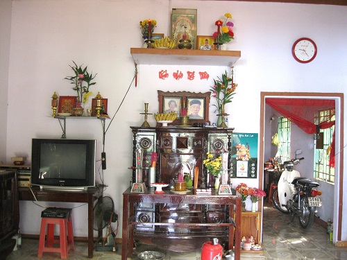 1. Bàn thờ của người kinh gốc Quảng Trị taii xã Thừa Đức, Cẩm Mỹ.jpg