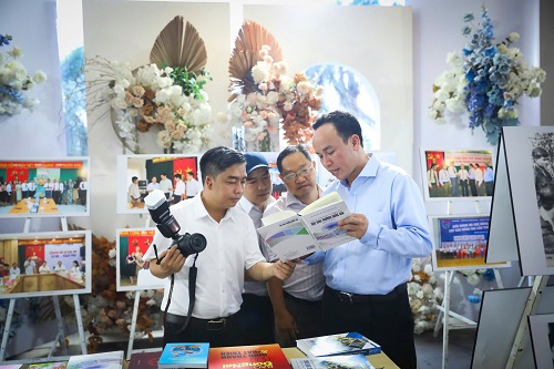 Các phòng viên trao đổi nghiệp vụ bên lề sự kiện - Ảnh Nguyễn Anh Trọng.jpg