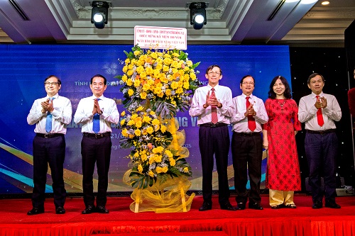 Lãnh đạo tỉnh tặng hoa chú mừng các cơ quan báo chí tỉnh nhân kỷ niệm 100 năm báo chí cách mạng VIệt Nam - Ảnh Phạm Lê Dũng.jpg