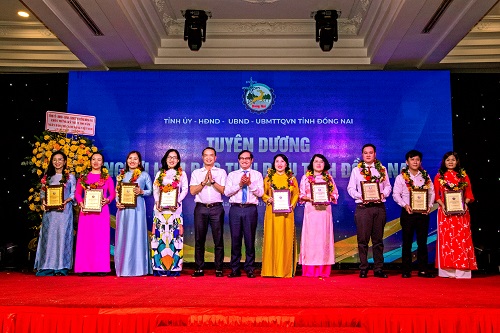 Phó Chủ tịch Ủy ban nhân dân tỉnh Đồng Nai Nguyễn Sơn Hùng và Phó Vụ trưởng, Phó trưởng Cơ quan đại diện Báo Nhân Dân tại khu vực miền nam An Văn Quang tuyên dương những người làm báo tiêu ểu .jpg