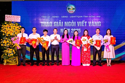 Phó Vụ trưởng, Phó trưởng Cơ quan đại diện Báo Nhân Dân tại khu vực miền nam An Văn Quang và Giám đốc Sở Văn hóa, Thể thao và Du lịch Đồng Nai Lê Thị Ngọc Loan trao Giải Ngòi viết vàng cho các.jpg