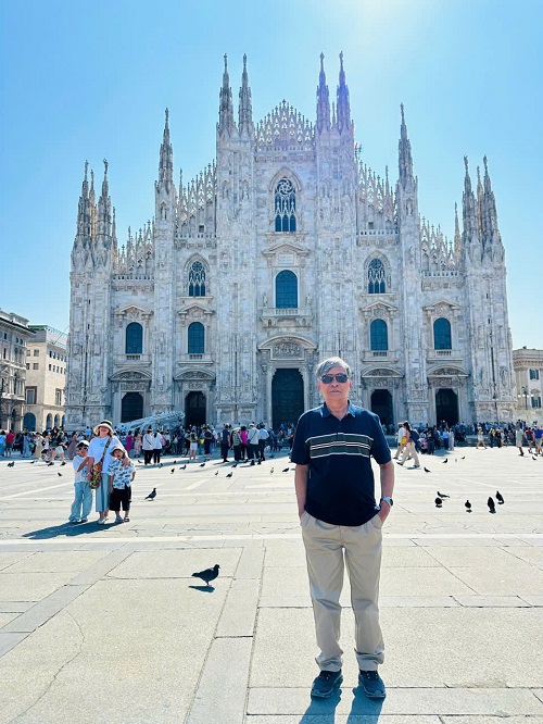 Tac sgair trước một nhà thờ ở Milan - Ý.jpg