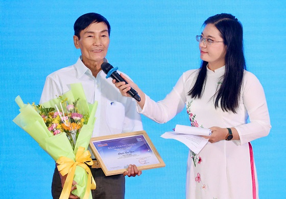 Tác giả Nguyễn Duy Hiến (Trái).jpg