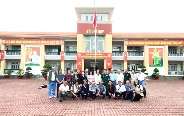 Đoàn văn nghệ sĩ đi thực tế sáng tác tại Trung đoàn Bộ binh Đồng Nai - Ảnh Nguyễn Hoà .jpg